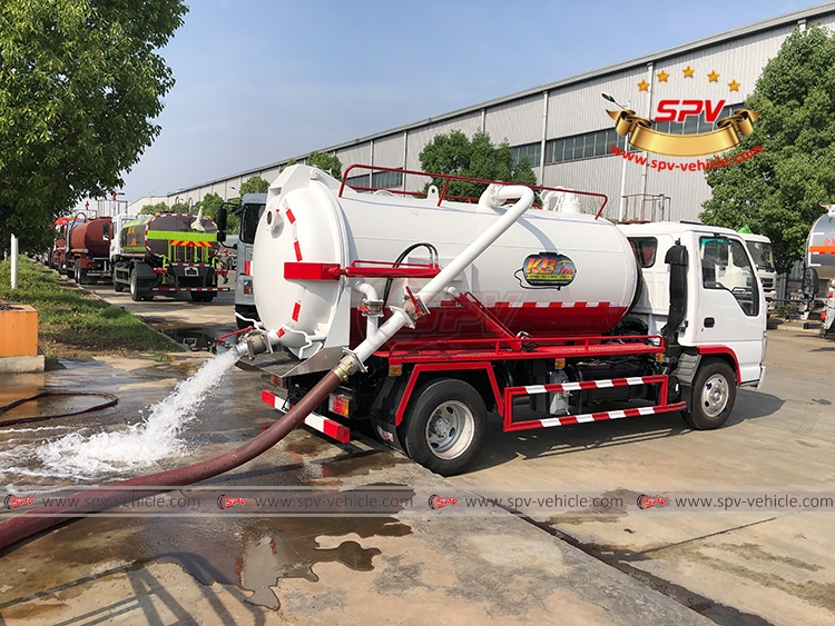 4,000 Litres Sewer Vacuum Truck ISUZU - Discharging from valve